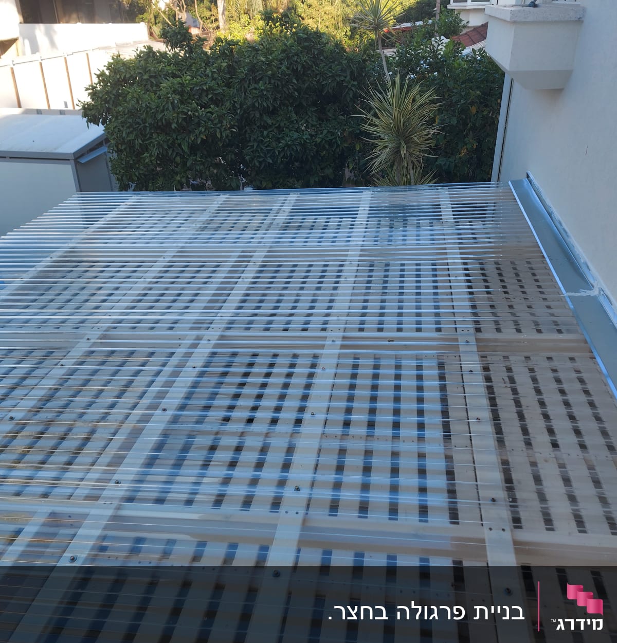 גג עץ עם כיסוי שקוף בחצר